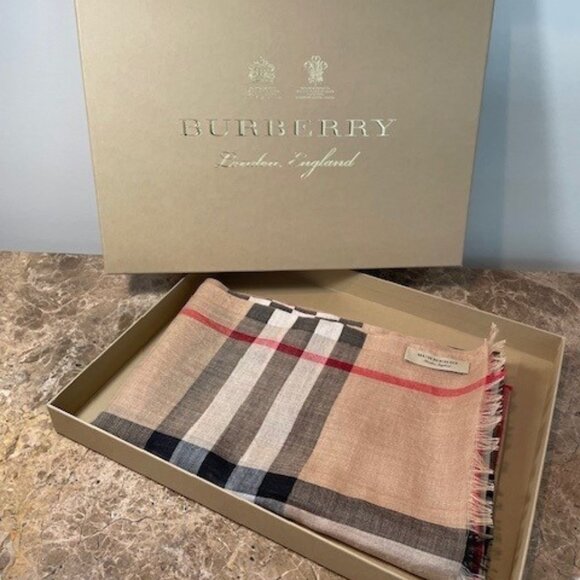 Burberry LIGHTWEIGHT Giant Check Scarf Wrap - Archive Beige - Picture 3 of 9